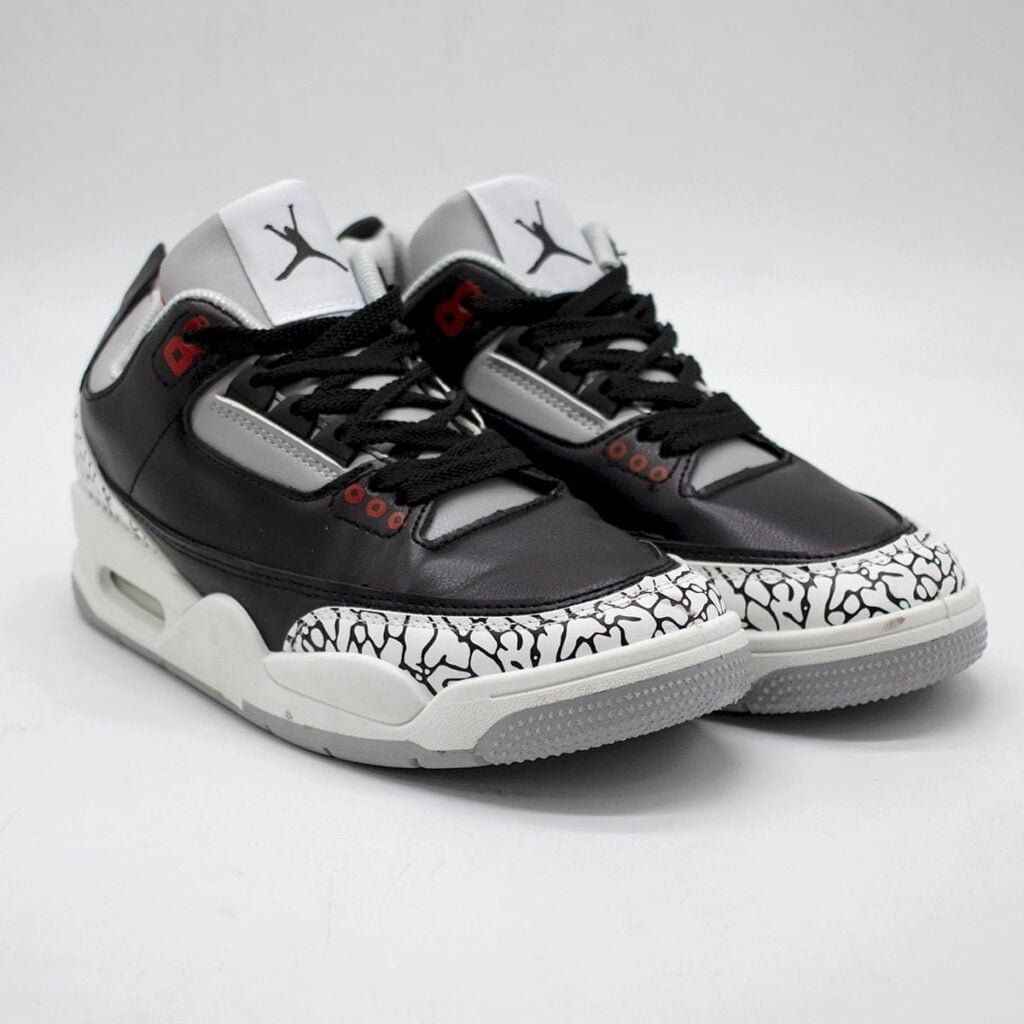 ⁦NIKE JORDAN 3 black&red⁩ - الصورة ⁦2⁩